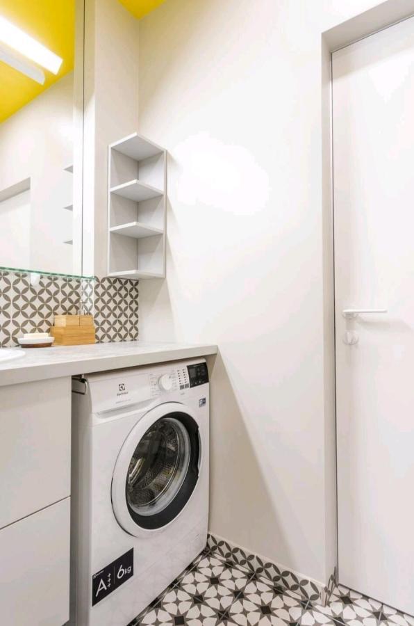 Happy Inn Vip, Self Check-In-24X7, A-C, Parking-In-The-Underground-Garage VNO Exteriör bild